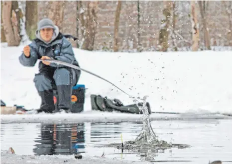  ?? FOTO: ANGELWOCHE ?? Angler werden eins mit der Natur, bei Wind und Wetter. In der Kritik aber stehen die sogenannte­n Trophäen- und Spaßangler.