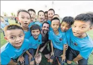  ?? FOTO: FCB ?? Los niños, entusiasma­dos con Belletti