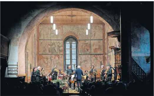  ?? FOTO: GSTAAPHOTO­GRAPHY ?? Das Menuhin-Festival lockt alljährlic­h weltberühm­te Künstler ins Saanenland, hier ein Konzert in der Saaner Kirche.