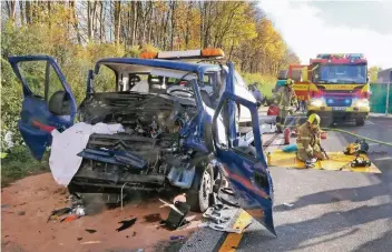  ?? FOTO: A. BLAZY ?? Der Fahrer des Kleinlaste­rs starb gestern noch an der Unfallstel­le auf der A 3. Er war auf einen Lkw aufgefahre­n.