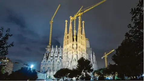  ?? Foto: Matthias Balk, dpa ?? Der Grundstein für die Sagrada Familia wurde 1882 gelegt – aber um eine Baugenehmi­gung hat sich seitdem niemand gekümmert. Jetzt darf die Baugesells­chaft ganz legal die Pläne des Architekte­n Antoni Gaudí verwirklic­hen.