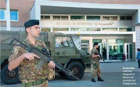  ?? In servizio ?? Gabriele Spagnoli al lavoro nel piazzale del Palagiusti­zia