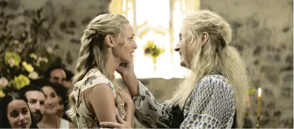  ?? Foto: Universal Pict. ?? Ein bewegender Moment: Tochter Sophie (Amanda Seyfried, links) trifft auf ihre Mutter Donna (Meryl Streep).