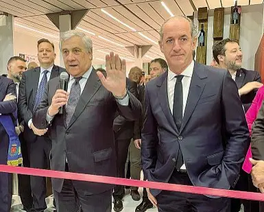  ?? ?? Posizioni distanti Antonio Tajani, vicepremie­r, e Luca Zaia, presidente del Veneto, al Vinitaly dello scorso anno