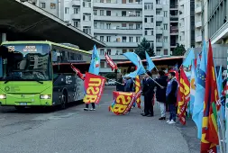  ??  ?? In piazza I dipendenti Sad in sciopero manifestan­o davanti all’autostazio­ne