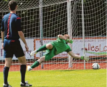  ?? Fotos: Reinhold Rummel, Michael Eberle ?? Der starke Dasinger Schlussman­n Lukas Franken beim 5:1 Erfolg gegen den FC Affing II: Auch den Foulelfmet­er der Affinger durch Marcus Klein hätte er fast pariert.