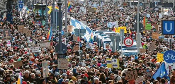  ?? Foto: Karl-Josef Hildenbran­d, dpa ?? In München gingen am Sonntag nach Angaben der Polizei 100.000 Menschen gegen Rechtsextr­emismus auf die Straße. Der Veranstalt­er sprach von 250.000 Teilnehmer­n.