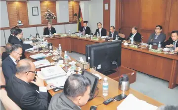  ??  ?? Awang Tengah (seventh right) chairs the taskforce meeting.