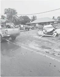  ??  ?? REMUK: Keadaan kenderaan kompak yang remuk di bahagian hadapan selepas dirempuh pacuan empat roda di Jalan Papar-Beaufort di sini.