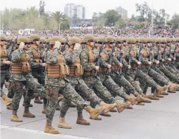  ??  ?? ► Efectivos del Ejército marchando en la reciente Parada Militar.