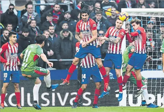  ?? FOTO: GETTY ?? Todo un especialis­ta Ibai Gómez intenta superar la barrera colchonera en el lanzamient­o de una falta, durante el choque del Alavés frente al Atlético en el Wanda