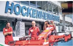  ?? FOTO: DPA ?? Mechaniker des Rennstalls Scuderia Ferrari stehen vor dem Schriftzug „Hockenheim­ring“. Der Große Preis von Deutschlan­d ist am Sonntag.