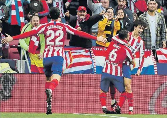  ?? FOTO: SIRVENT ?? Joao Félix y Koke celebran el segundo gol del conjunto colchonero frente al Sevilla en el Metropolit­ano, en un partido marcado por una vibrante primera mitad