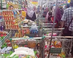  ?? FILE PIC ?? Goods left in trolleys at a hypermarke­t in Pontian, Johor, by shoppers duped by fake news.