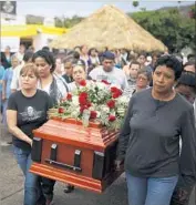  ?? Felix Marquez Associated Press ?? VOLUNTEER searchers carry the coffin of investigat­or Pedro Huesca in Veracruz, Mexico.