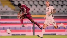  ??  ?? Le partite consecutiv­e della Roma senza sconfitte. In questa striscia i gialloross­i hanno ottenuto sei vittorie e un pareggio, quello contro l’Inter
Sorpresa La conclusion­e di Wilfried Stephane Singo, 19 anni, vale il 2-3