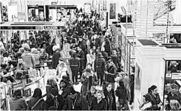  ?? HOWARD SIMMONS/NEW YORK DAILY NEWS 2017 ?? Black Friday shoppers make their way through Macy’s in New York City.