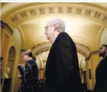  ??  ?? Mehrheitsf­ührer Mitch McConnell in einer Pause im Senat