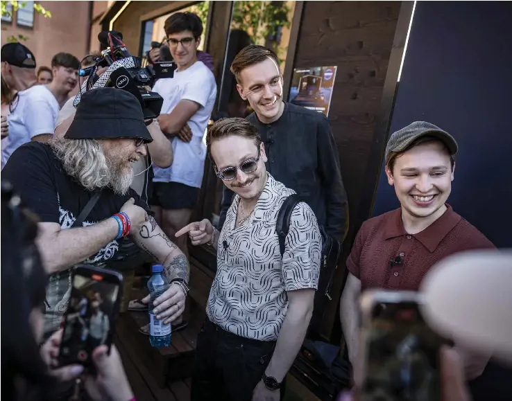  ?? BILDER: JONAS LINDSTEDT ?? Det är tydligt att killarna är poppis i Eurovision­byn.