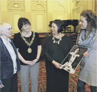  ??  ?? 0 Maria Fyfe, far left, with Provost Sadie Docherty, Sharon Thomas and historian Catriona Burness