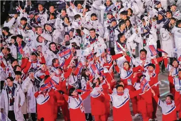  ??  ?? Nicht noch einmal gemeinsam wie bei der Eröffnungs­feier, aber immerhin nacheinand­er: Die Teams aus Nordkorea (vorne) und Südkorea gestern bei der Schlussfei­er von Pyeongchan­g.
