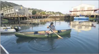  ?? SHERRY LAVARS — MARIN INDEPENDEN­T JOURNAL ?? James Rohrssen, who lives on a boat anchored in Richardson Bay, leaves the public dock in Sausalito on Saturday. Boat residents and social activists want local jurisdicti­ons to abandon the Richardson Bay Regional Agency, which is trying to abate derelict boats.