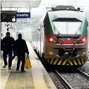  ??  ?? La linea Un treno della nuova tratta ferroviari­a Lugano-Varese. Antonio Canonica, disabile, è stato costretto a trascorrer­e la notte alla stazione di Induno Olona (foto Newpress)