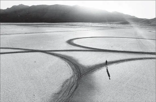  ?? Gianfranco Gorgoni First Run Features ?? MICHAEL HEIZER’S “Circular Surface, Planar Displaceme­nt Drawing” on California’s El Mirage Dry Lake is in “Troublemak­ers” documentar­y by James Crump.