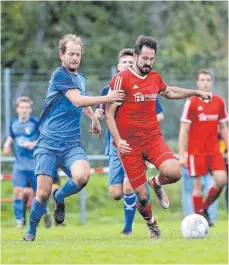  ?? FOTO: VOLKER STROHMAIER ?? Baustetten (l. Marcel Schwarzman­n) unterlag Warthausen/Birkenhard (am Ball Steffen Wagenblast).