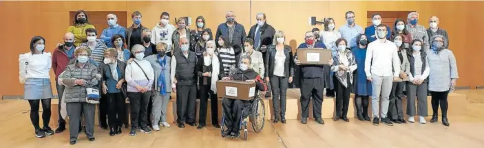  ??  ?? La familia de Tomás Salinas, a la izquierda, en el medio la consejera navarra Ana Ollo y a la derecha, los familiares de Joaquín Arroyo, ayer en el palacio Baluarte de Pamplona.