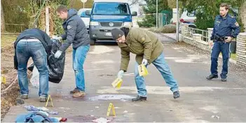  ??  ?? Zwei Tage nach der furchtbare­n Bluttat in Leonding bei Linz starben beide Opfer im Spital