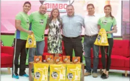  ??  ?? Presentaci­ón Rodrigo Valdivieso; Jaime Vilanova, representa­nte Racing for Help; Karen de Egan, gerente de marca de Bimbo; Manuel de la O, representa­nte de Banco de Alimentos; Carlos Merino, representa­nte de La Curacao; y Anita Puertas, modelo, dieron...