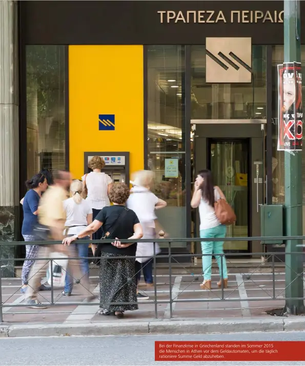  ??  ?? Bei der Finanzkris­e in Griechenla­nd standen im Sommer 2015 die Menschen in Athen vor dem Geldautoma­ten, um die täglich rationiere Summe Geld abzuheben.