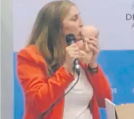  ??  ?? Valeria Zimmermann besó un feto de plástico.