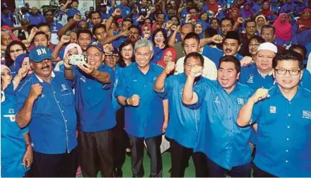  ?? PIC BY MOHD FADLI HAMZAH ?? Deputy Prime Minister Datuk Seri Dr Ahmad Zahid Hamidi at a meet-the-people programme in Sepang yesterday. With him are (front row, from right) Sungai Pelek BN state seat candidate Datuk Ng Chok Sin, Dengkil BN state seat candidate Shahrum Mohd Shariff...