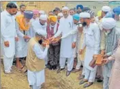  ?? HT PHOTO ?? The foundation stone-laying ceremony of a mosque being held at a gurdwara in Bhaloor village of Punjab’s Moga district.