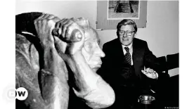  ??  ?? Halmut Schmidt junto a la escultura 'Rächer' ('el vengador') de Ernst Barlach en septiembre de 1977 en el museo en que hoy acoge la exposición de su colección de arte.