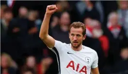  ?? FOTO: REUTERS / NTB SCANPIX ?? Før avspark sto Harry Kane med 36 Premier League-mål i 2017, noe som var tangering av Alan Shearers rekord fra 1995. Nå ruver Kane alene på toppen etter nok et hattrick.