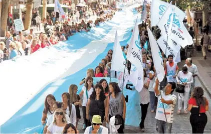  ?? / FOTO REPORTER ?? Mendoza. Los docentes mendocinos ayer pararon y se movilizaro­n junto con otros gremios estatales.