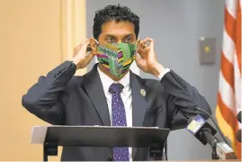  ?? PAUL W. GILLESPIE/CAPITAL GAZETTE ?? Health Officer Dr. Nilesh Kalyanaram­an shows the proper way to wear a mask, covering both mouth and nose, as he speaks about new mask requiremen­ts while outdoors.