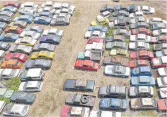  ?? RODRIGO SEPÚLVEDA / ADN ?? Cientos de vehículos no son retirados por sus propietari­os y terminan abandonado­s y llenos de pasto.
