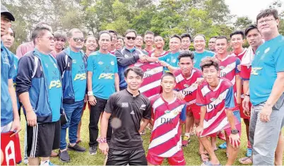  ??  ?? JAMES bersama pasukan Sandakan.