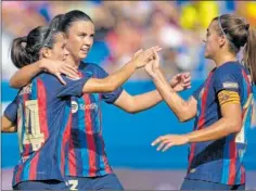  ?? ?? Aitana y Engen celebran el gol del Barcelona con Patri Guijarro.