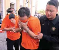  ?? MASRY CHE ANI/ THESUN ?? A highrankin­g official of Penang Tithe Management and his staff being escorted to Penang Court Complex by MACC officers.