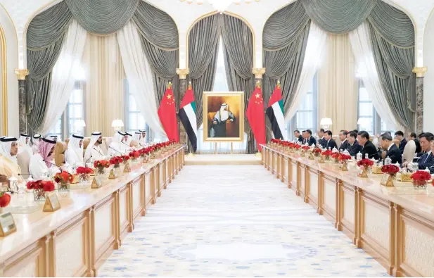  ?? Wam ?? Sheikh Mohammed bin Rashid, Sheikh Mohamed bin Zayed and other UAE leaders with a Chinese delegation led by President Xi Jinping during a meeting at the Presidenti­al Palace in Abu Dhabi. —