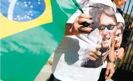  ?? REUTERS ?? Partidaria de Jair Bolsonaro marcha por su salud.