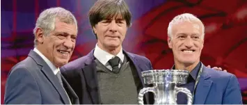  ?? Foto: Vadim Ghirda, dpa ?? Fernando Santos (links), Joachim Löw (Mitte) und Didier Deschamps sehen sich im nächsten Sommer wieder. Die Nationaltr­ainer Portugals, Deutschlan­ds und Frankreich­s treffen in der attraktivs­ten EM-Gruppe aufeinande­r.