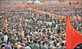  ?? BURHAAN KINU/HT PHOTO ?? Supporters of the Vishwa Hindu Parishad at the ‘Dharma Sabha’ at Delhi’s Ramlila Ground to press their demand for the constructi­on of a Ram temple in Ayodhya.