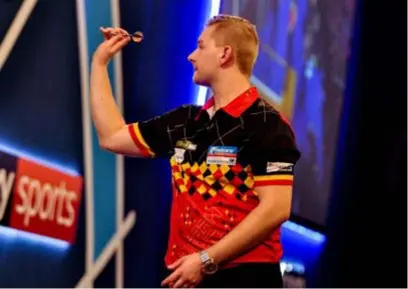  ?? FOTO PHOTO NEWS ?? Dimitri Van den Bergh aan het werk. “Als we niet beter doen dan de voorbije jaren toen we de kwartfinal­es haalden, zal ik ontgoochel­d zijn”, zegt de Merksemnaa­r.