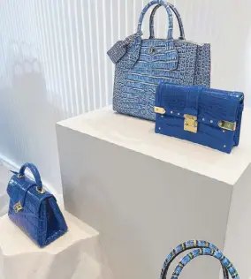  ?? ?? LV in denim colored crocodile